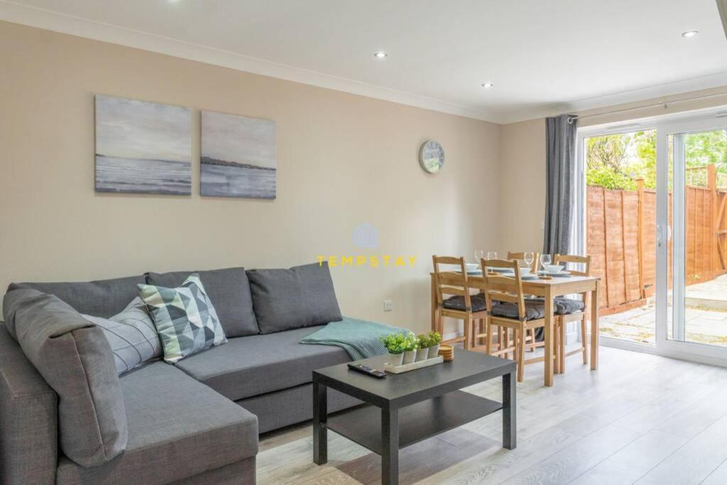 Cosy 2 Bed & Free Parking. Near Heathrow/Pinewood Villa Slough Exterior photo