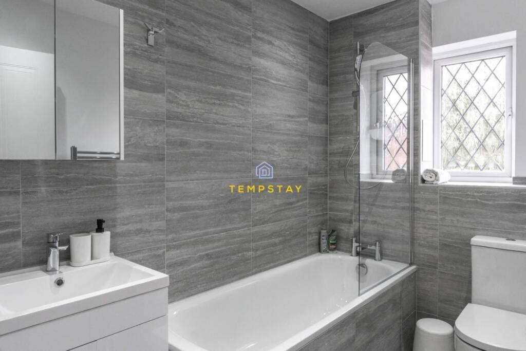 Cosy 2 Bed & Free Parking. Near Heathrow/Pinewood Villa Slough Exterior photo